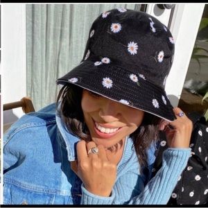 Alice + Olivia reversible bucket hat brand new with tags